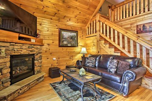 Breathtaking View Cabin With Covered Deck And Hot Tub