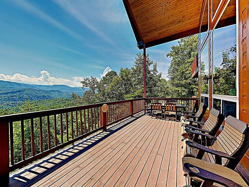 Mountain-view Estate On 1.61 Acres - Sleeps 25 Villa