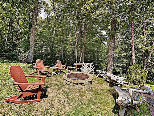 Mountain-view Estate On 1.61 Acres - Sleeps 25 Villa