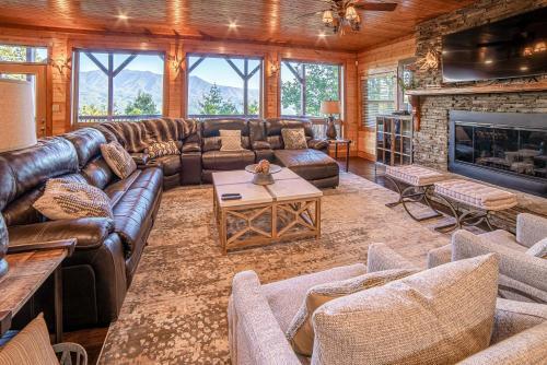 Mountain-view Estate On 1.61 Acres - Sleeps 25 Villa