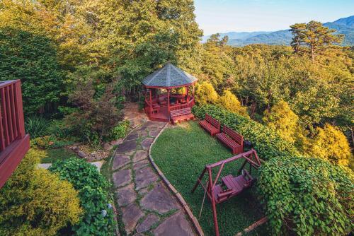 Mountain-view Estate On 1.61 Acres - Sleeps 25 Villa