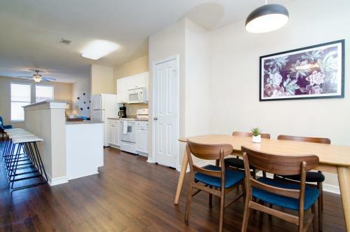 Apartamento Loft Style 1.5 Bedroom Walk 2 Downtown! Sleeps 6!