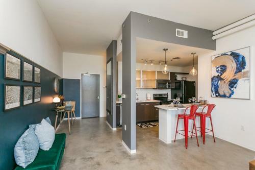 Mid Century Modern Downtown Condo 30+ Night Min