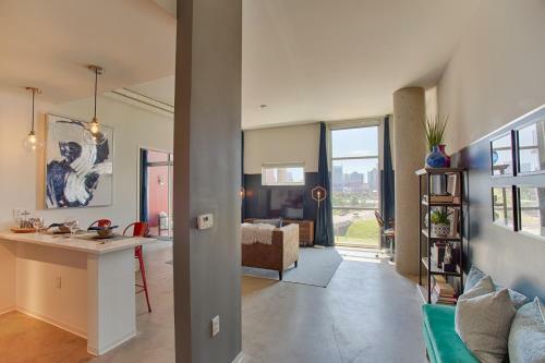 Mid Century Modern Downtown Condo 30+ Night Min
