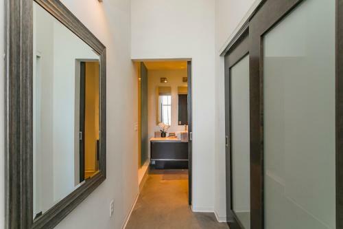 Mid Century Modern Downtown Condo 30+ Night Min