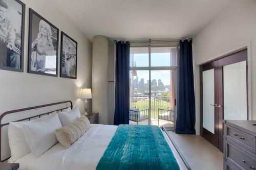 Mid Century Modern Downtown Condo 30+ Night Min