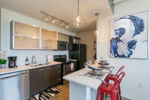 Mid Century Modern Downtown Condo 30+ Night Min