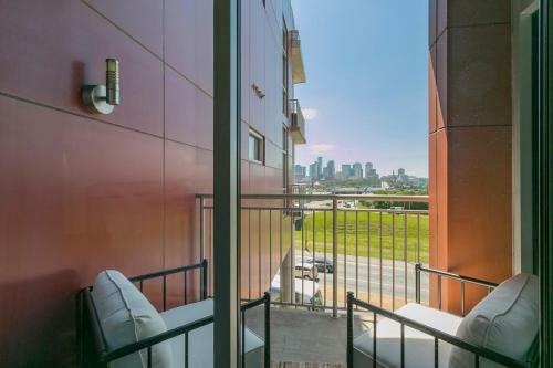 Mid Century Modern Downtown Condo 30+ Night Min