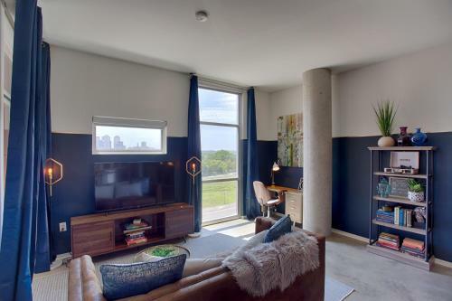 Mid Century Modern Downtown Condo 30+ Night Min