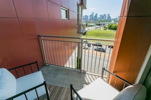 Mid Century Modern Downtown Condo 30+ Night Min