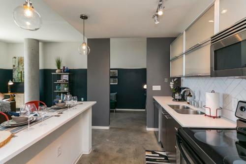 Mid Century Modern Downtown Condo 30+ Night Min