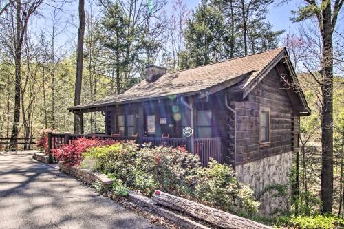 Cozy Pigeon Forge Escape With Spacious Deck And Hot Tub