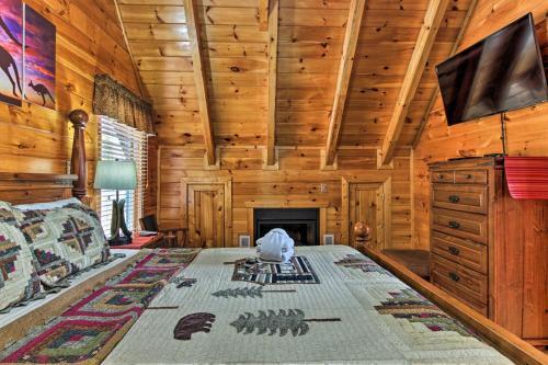 Smoky Mountains Cabin With Hot Tubs And Views!