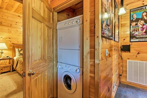 Smoky Mountains Cabin With Hot Tubs And Views!