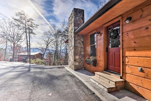 Luxe Cabin With Hot Tub, Theater, Pool Table, Arcade