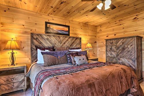 Luxe Cabin With Hot Tub, Theater, Pool Table, Arcade