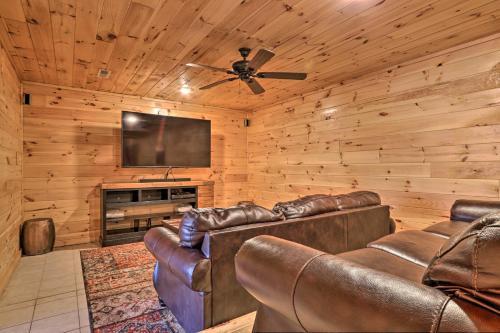 Luxe Cabin With Hot Tub, Theater, Pool Table, Arcade
