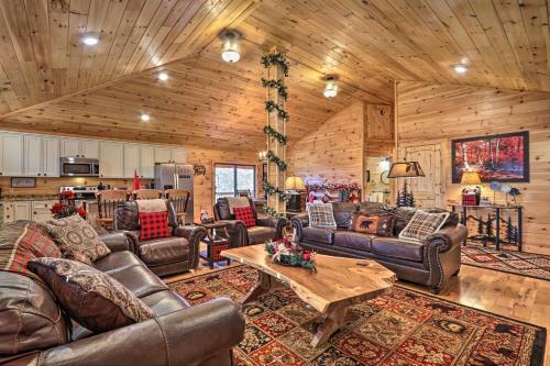 Luxe Cabin With Hot Tub, Theater, Pool Table, Arcade