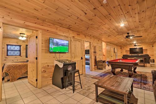 Luxe Cabin With Hot Tub, Theater, Pool Table, Arcade