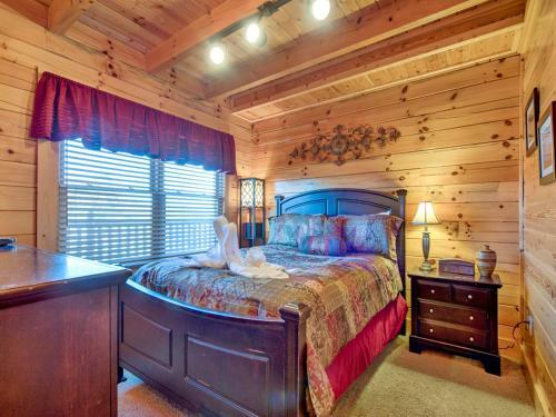 Misty Mountain Hideaway, 3 Bedrooms, Sleeps 10, Pool Access, Wifi