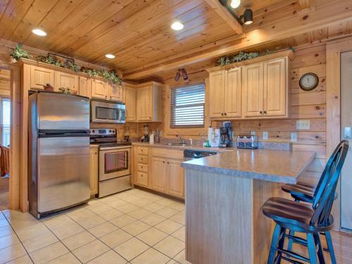 Misty Mountain Hideaway, 3 Bedrooms, Sleeps 10, Pool Access, Wifi