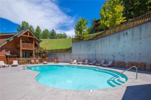 Misty Mountain Hideaway, 3 Bedrooms, Sleeps 10, Pool Access, Wifi