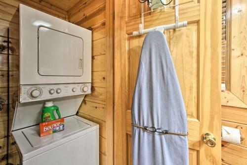 Pigeon Forge Cabin With Hot Tub, 2 5 Mi To The Strip