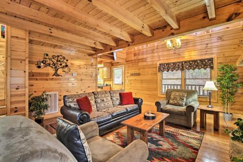 Pigeon Forge Cabin With Hot Tub, 2 5 Mi To The Strip