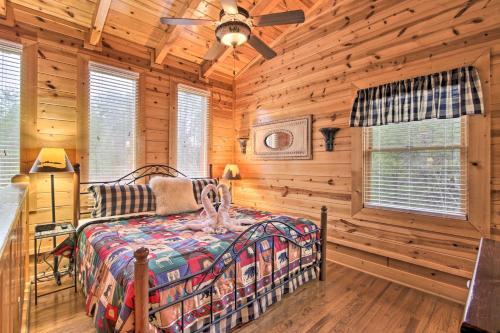 Pigeon Forge Cabin With Hot Tub, 2 5 Mi To The Strip