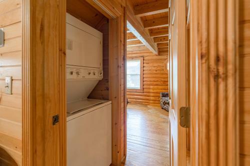 Mountain Dreaming: Hot Tub And Nearby Pigeon Forge!