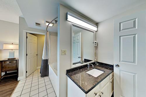 Apartamento Top-floor Condo - River & Mountain Views - Pool