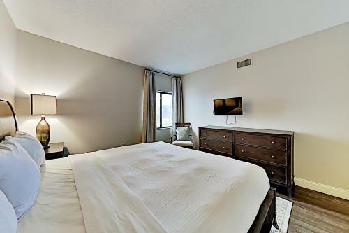 Apartamento Top-floor Condo - River & Mountain Views - Pool