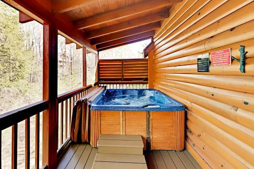 Country Bear Cove - Private Hot Tub Cabin