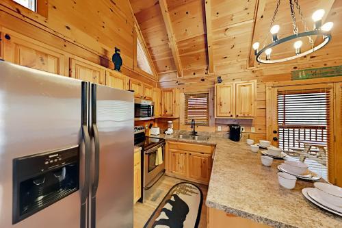 Country Bear Cove - Private Hot Tub Cabin