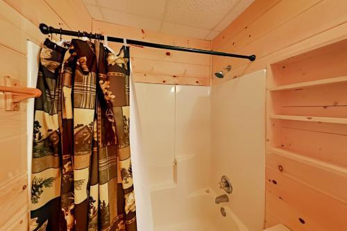 Country Bear Cove - Private Hot Tub Cabin