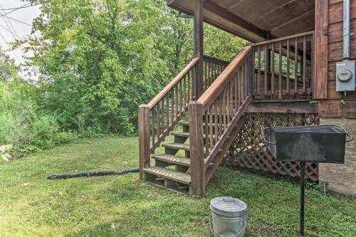 Creekside Cottage With Hot Tub, 1mi To Pigeon Forge