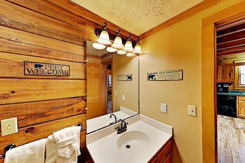 Secluded Creekside Retreat With Private Hot Tub Cabin