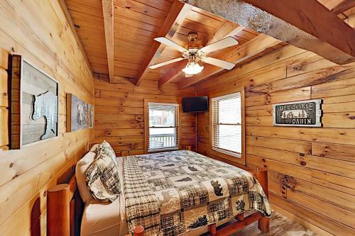 Secluded Creekside Retreat With Private Hot Tub Cabin
