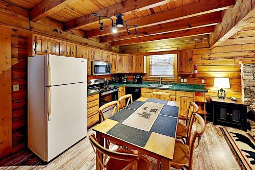 Secluded Creekside Retreat With Private Hot Tub Cabin