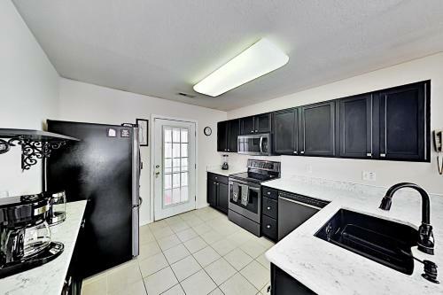Handicap-friendly Getaway - 1 Mile To Attractions Home
