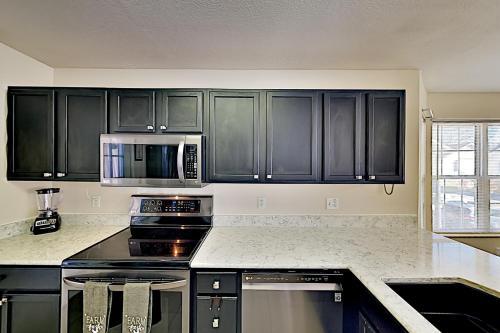 Handicap-friendly Getaway - 1 Mile To Attractions Home