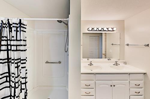 Handicap-friendly Getaway - 1 Mile To Attractions Home