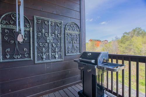 Deer Tracks Retreat In Pigeon Forge!
