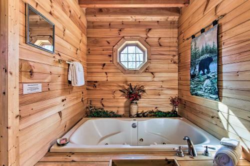 Rustic Pigeon Forge Mtn Cabin With Hot Tub And Views!