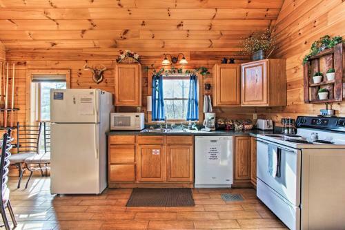 Rustic Pigeon Forge Mtn Cabin With Hot Tub And Views!