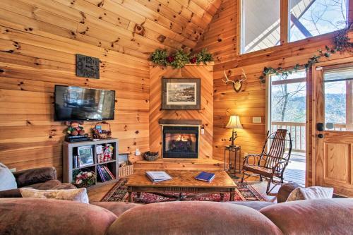 Rustic Pigeon Forge Mtn Cabin With Hot Tub And Views!