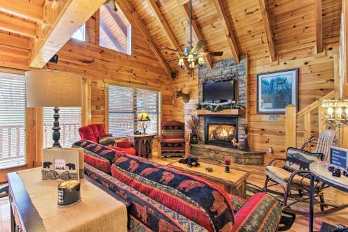 Serene Forest Home With Loft About 13 Mi To Dollywood!
