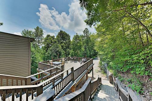 New Listing! Smoky Mountain Bungalow With Large Deck Cabin