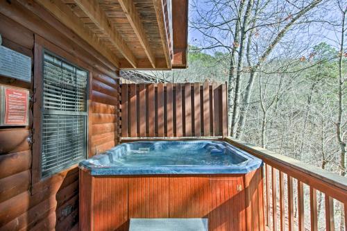 Sevierville Cabin With Hot Tub, Views And Pool Access!