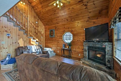 Sevierville Cabin With Hot Tub, Views And Pool Access!